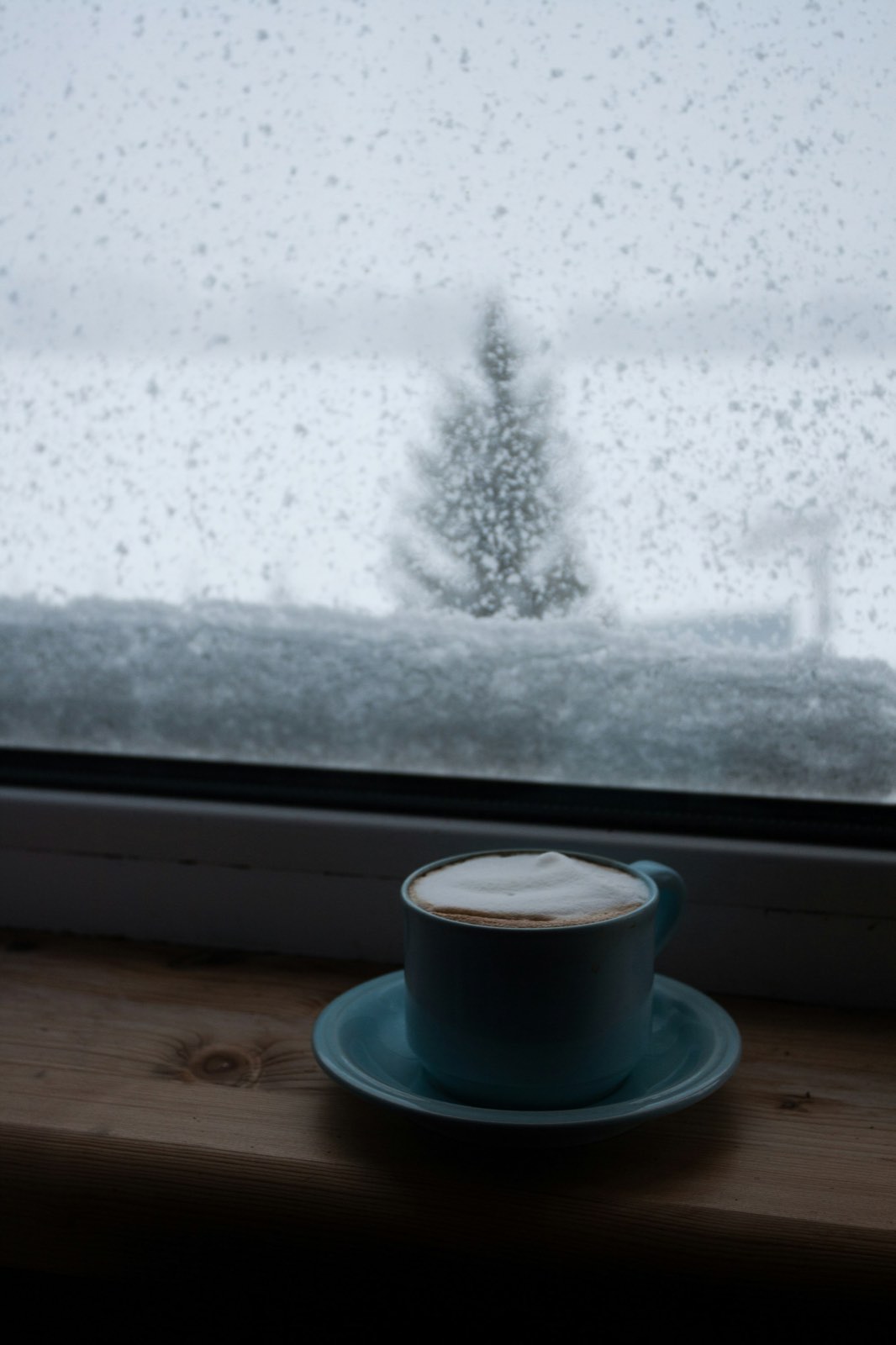 雪の窓辺のカップ