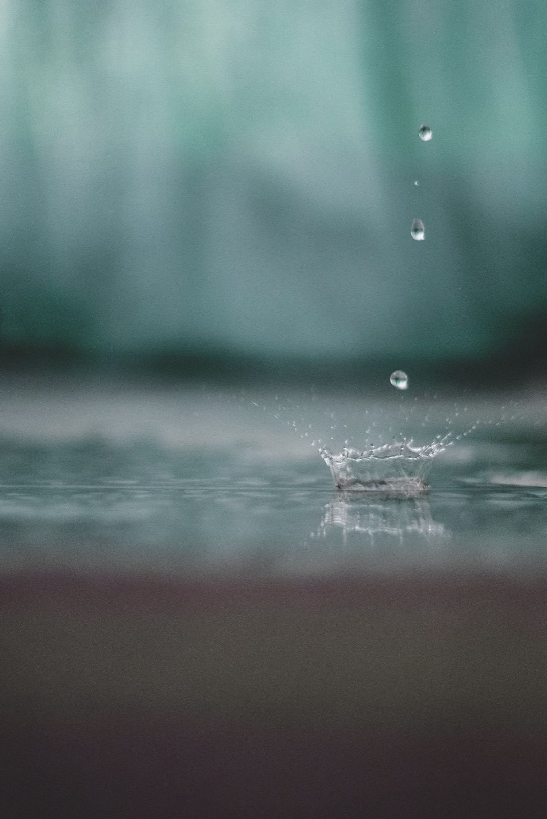 水面に落ちる雫