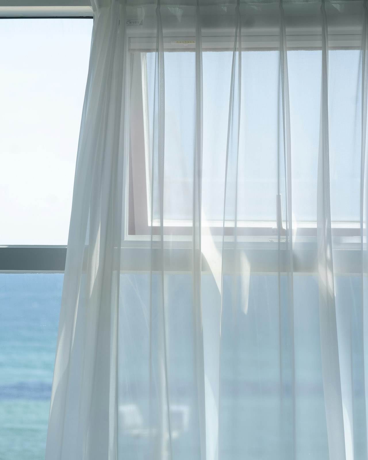 カーテン越しの海