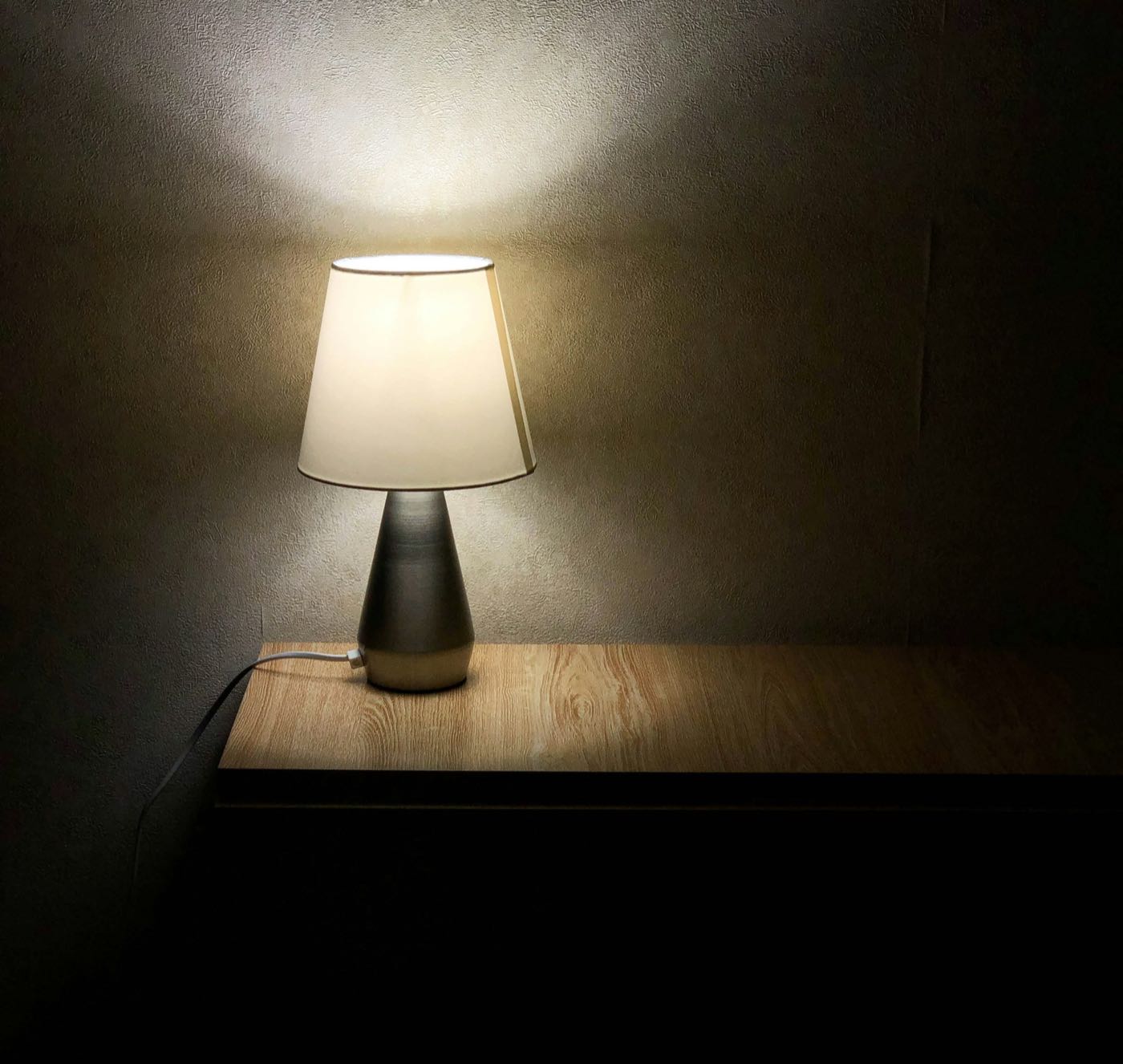 暗い部屋に灯る白いランプ