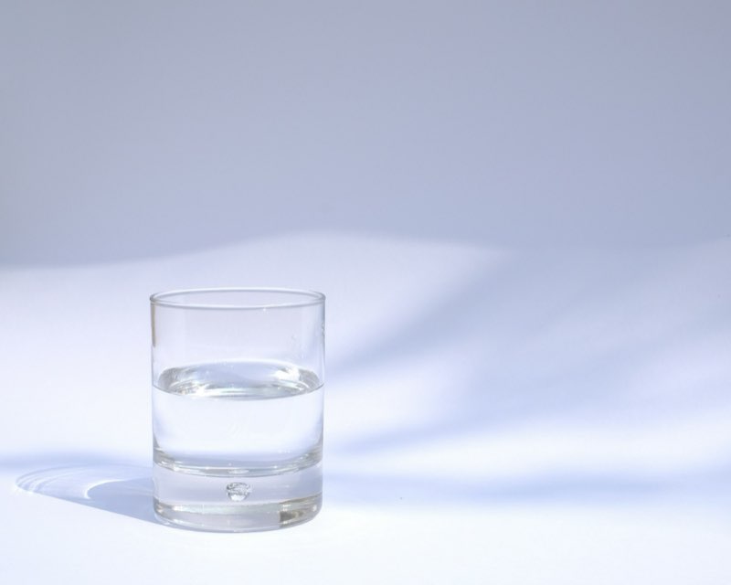水の入ったグラス